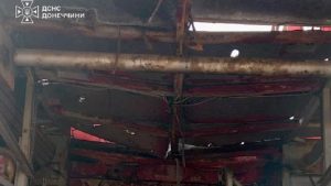 У Краматорську ворожий дрон атакував пожежну автоцистерну під час гасіння будинку