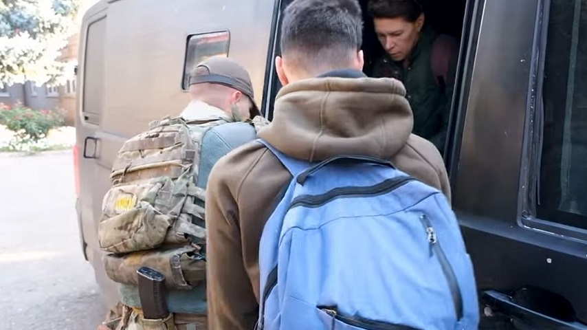 «Білі Янголи» вивозять з-під обстрілів людей та тварин