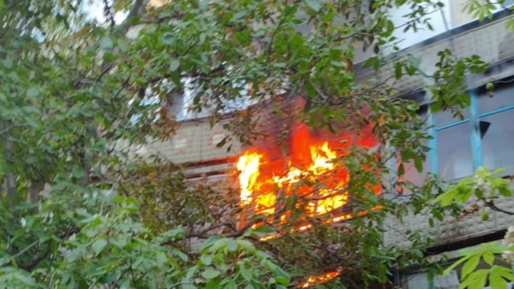 Обстріли Краматорського району: вогнеборці врятували двох людей