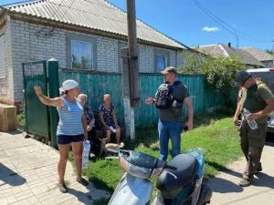 Попри обстріли Святогірської громади влада продовжує завозити гуманітарну допомогу та працювати на місці
