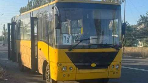 Ворожий FPV-дрон влучив у рейсовий автобус у Краматорську: є постраждалі