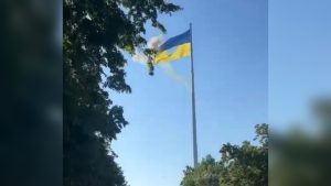 Пошкоджений прапор з Краматорська стане артоб’єктом для проєкту «Тисяча дронів помсти»