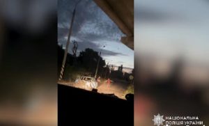 Чоловіку відірвало ногу внаслідок атаки російського дрона по цивільному авто (відео)