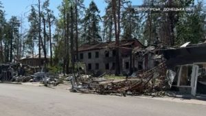 500 людей досі залишаються у Святогірську – відеорепортаж