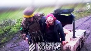 “Бабуся, сідай”: подробиці евакуації жінки на НРК