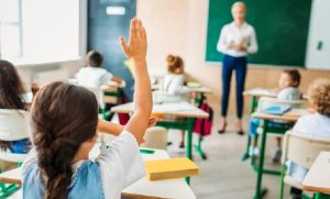 Вчителям, вихователям і викладачам підвищують зарплати: скільки вони отримуватимуть з вересня