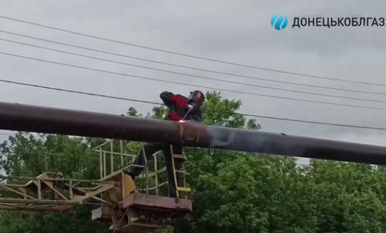 Ремонт на межі можливого: біля Краматорська газовики відремонтували газопровід над розбитим мостом