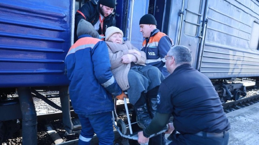 На підконтрольній Україні території Донеччині залишаються 183 тисячі цивільних: що відбувається з евакуацією