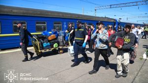 Евакуаційний потяг доправив 27 жителів Донеччини на Рівненщину