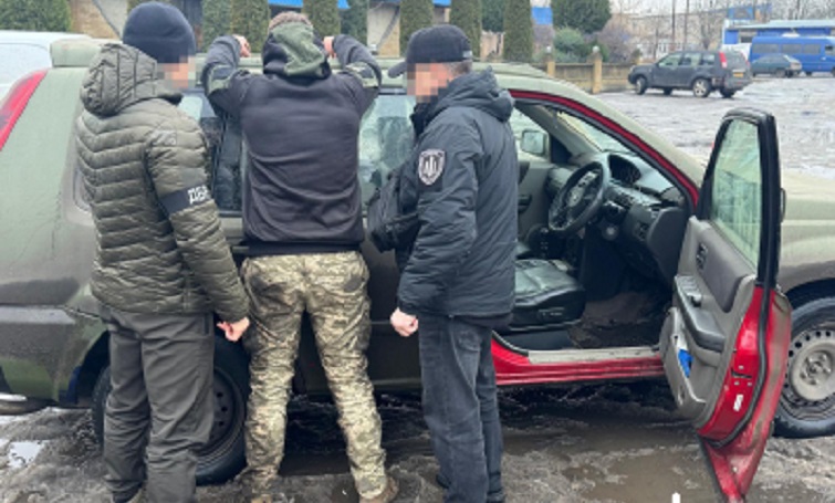 На Донеччині викрили військового на незаконному збуті зброї та дронів