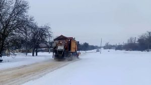 На дорогах Донеччини ускладнений рух через ожеледицю та снігові накати