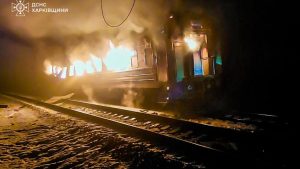 Удар дронів по пасажирському потягу на Харківщині призвів до загибелі людей (відео, фото)