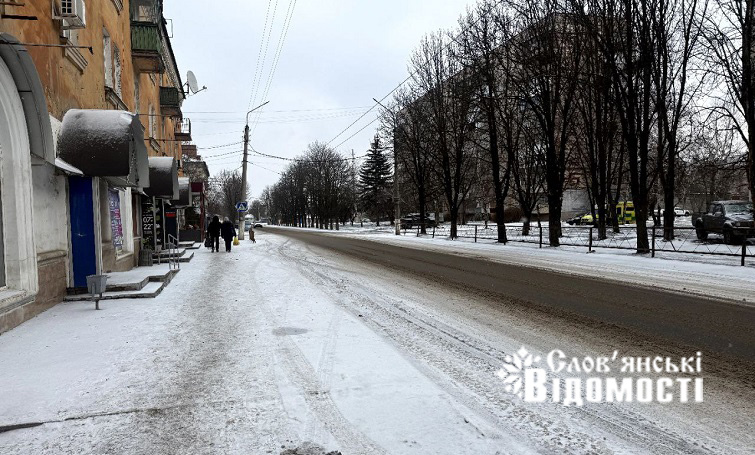 Ожеледиця у Слов’янську: центр частково посипають, але двори й віддалені райони залишаються суцільною ковзанкою (фото)