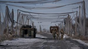 “Воюють дрони, але, як і раніше, гинуть люди”: дорога на Костянтинівку всіяна згорілою технікою (Фото)