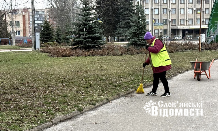 Весняне прибирання у Слов’янську: комунальники працюють на площі Соборна (фоторепортаж)