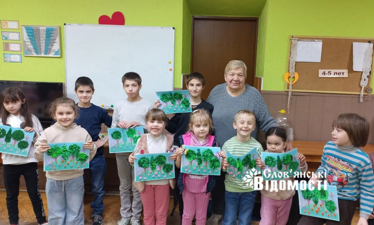 “Мені лише 30 років до 100 залишилося”: історія Людмили Лінник, яка вчить дітей Слов’янська малювати життя заново