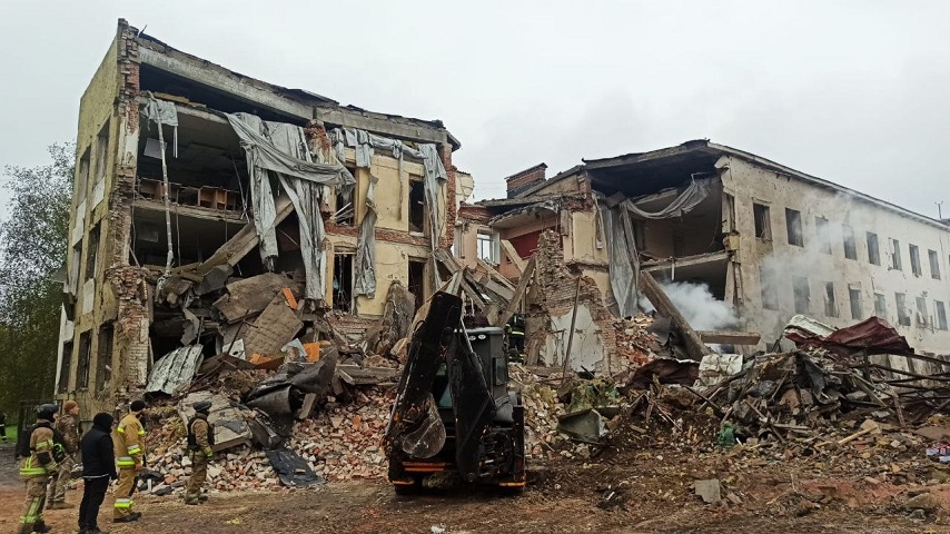 У Словʼянську дві авіабомби за ніч зруйнували навчальний заклад та 17 будинків, є постраждалі. Доповнено