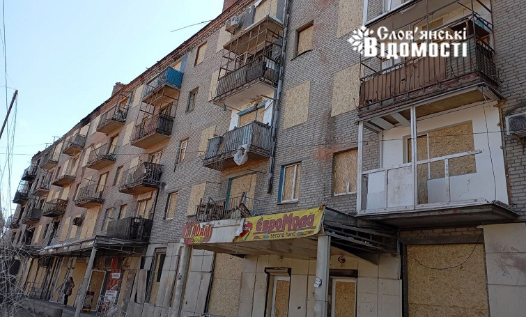 Вікна забиті, територія прибрана: історія однієї п’ятиповерхівки у центрі