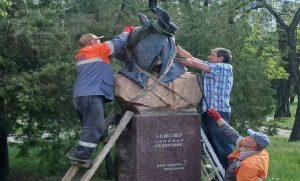 У Краматорську евакуюють пам’ятники Бикову та Шевченку