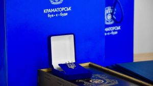 Десять років на варті порядку та безпеки: у Краматорську привітали патрульних поліцейських із ювілеєм
