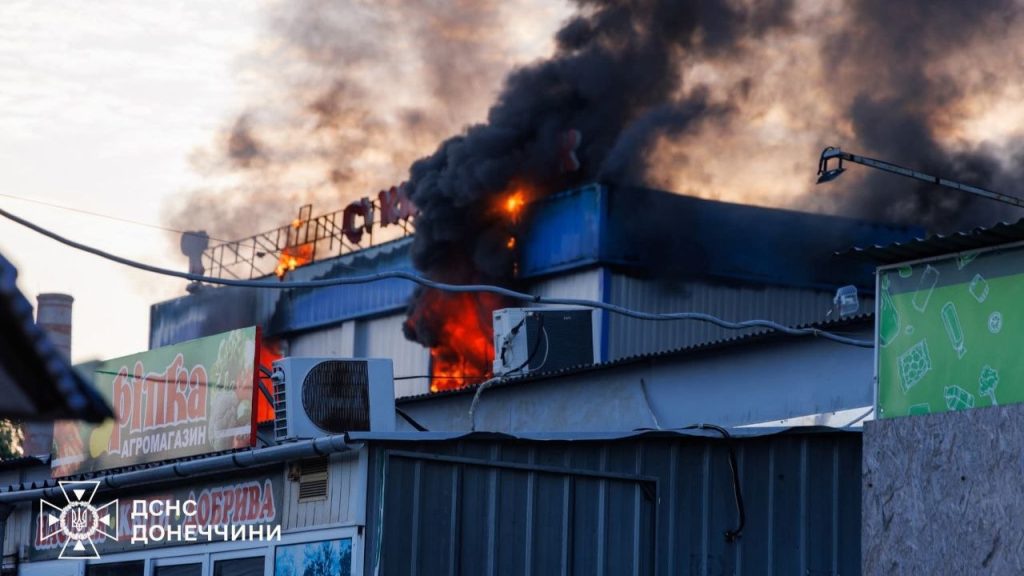 У Краматорську майже 10 годин гасили пожежу на ринку після обстрілу