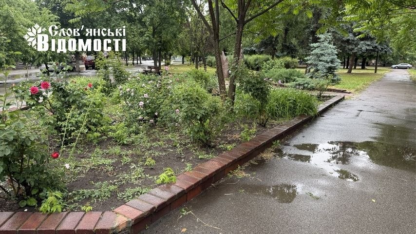 Змиваючи пил і сліди війни: травнева злива пройшла у Слов’янську. Фоторепортаж