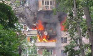 Окупанти вдарили по багатоповерхівці у Краматорську, є поранені