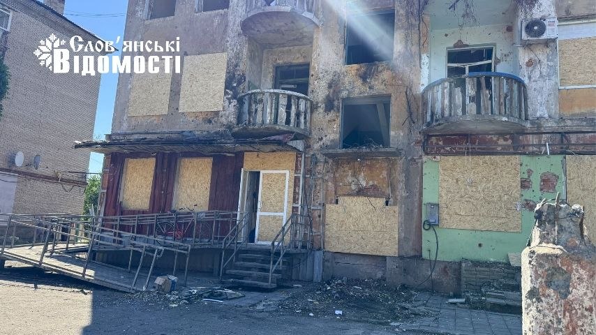 Як у Слов’янську ліквідують наслідки нещодавнього обстрілу середмістя. Фоторепортаж