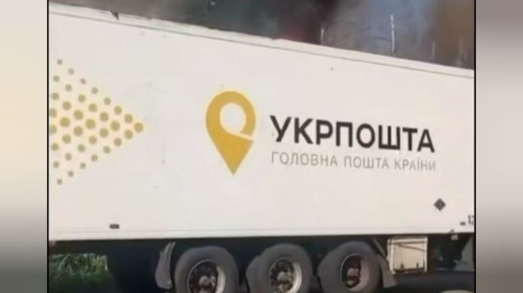 Автомобіль Укрпошти потрапив під удар дрона біля Краматорська