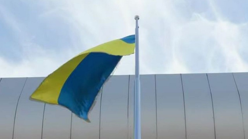 Прапори з Покровська Лимана та Костянтинівки підняли на залізничних вокзалах західних міст України та Києва (фото)
