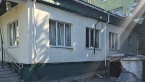 Росіяни знову атакували травматологію Краматорська дронами