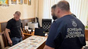 Права за хабар: як посадовець Держагентства відновлення продавав документи на Покровщині