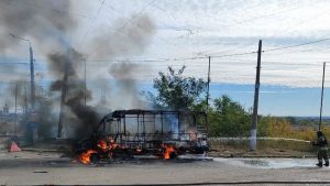 У Слов’янську FPV-дрон влучив у маршрутний автобус № 13 та автомобіль: 1 загиблий, двоє поранених
