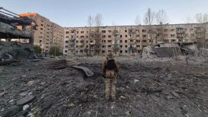 Вечірній авіаудар по Слов’янську: ФАБами пошкоджено дев’ятиповерхівку та старовинний навчальний заклад