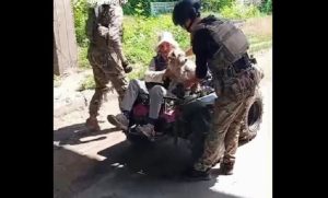 Робот 93-ї бригади допоміг пенсіонерці дістатися до Краматорська